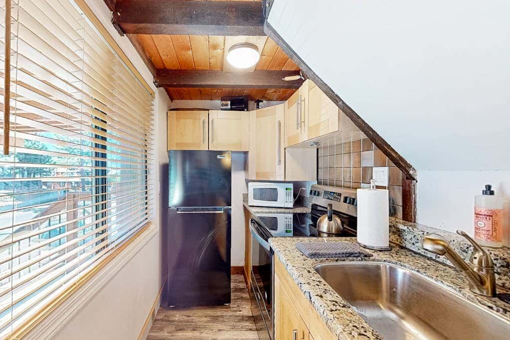 Dog-friendly nature escape with generous balcony, fireplace, & views, sleeps 6