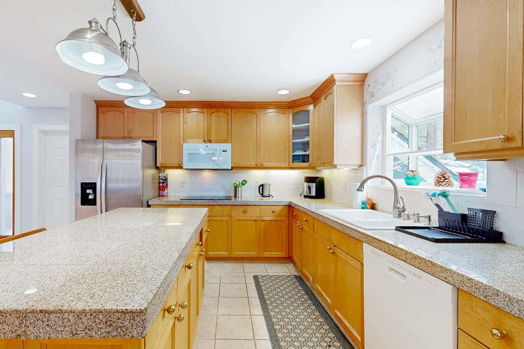 Large home among the treetops near Heavenly with hot tub & great deck