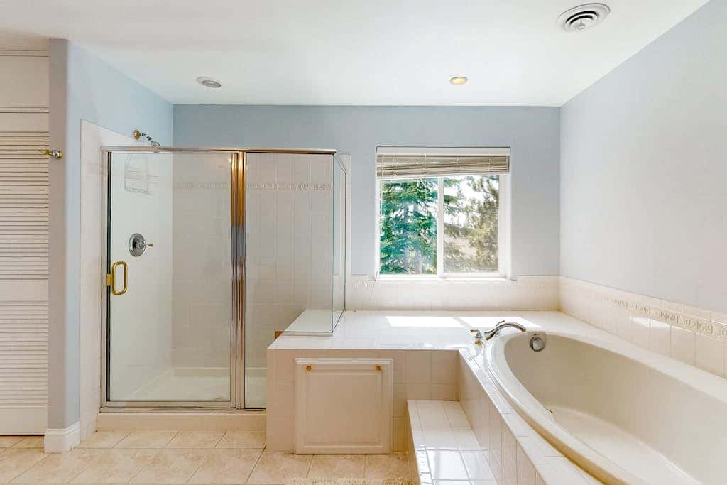 Large home among the treetops near Heavenly with hot tub & great deck