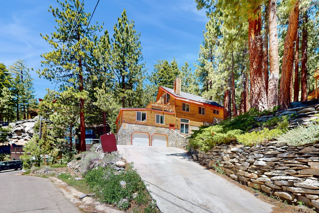 Stateline Chalet - 5BR, Panoramic Mountain Views, Dipping Pool & Dry Sauna
