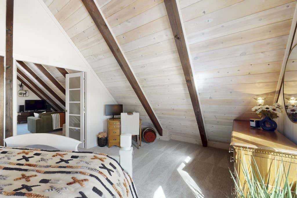 Family-friendly cabin with fireplace, bikes, loft, games, & skiing nearby