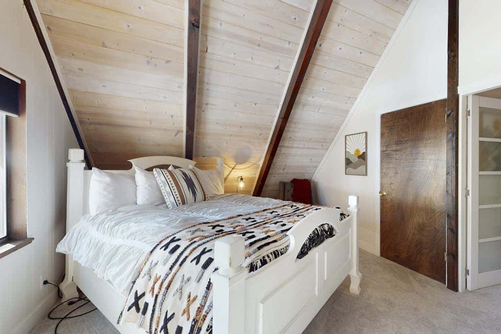 Family-friendly cabin with fireplace, bikes, loft, games, & skiing nearby