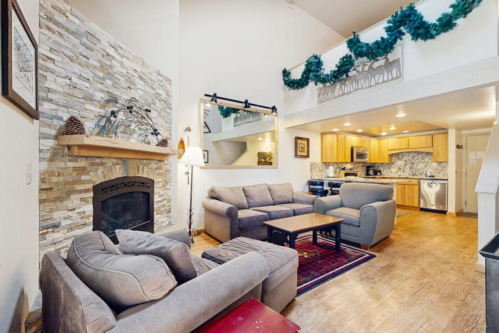 Beautiful condo with shared pool, hot tub, & sauna - near shopping & skiing
