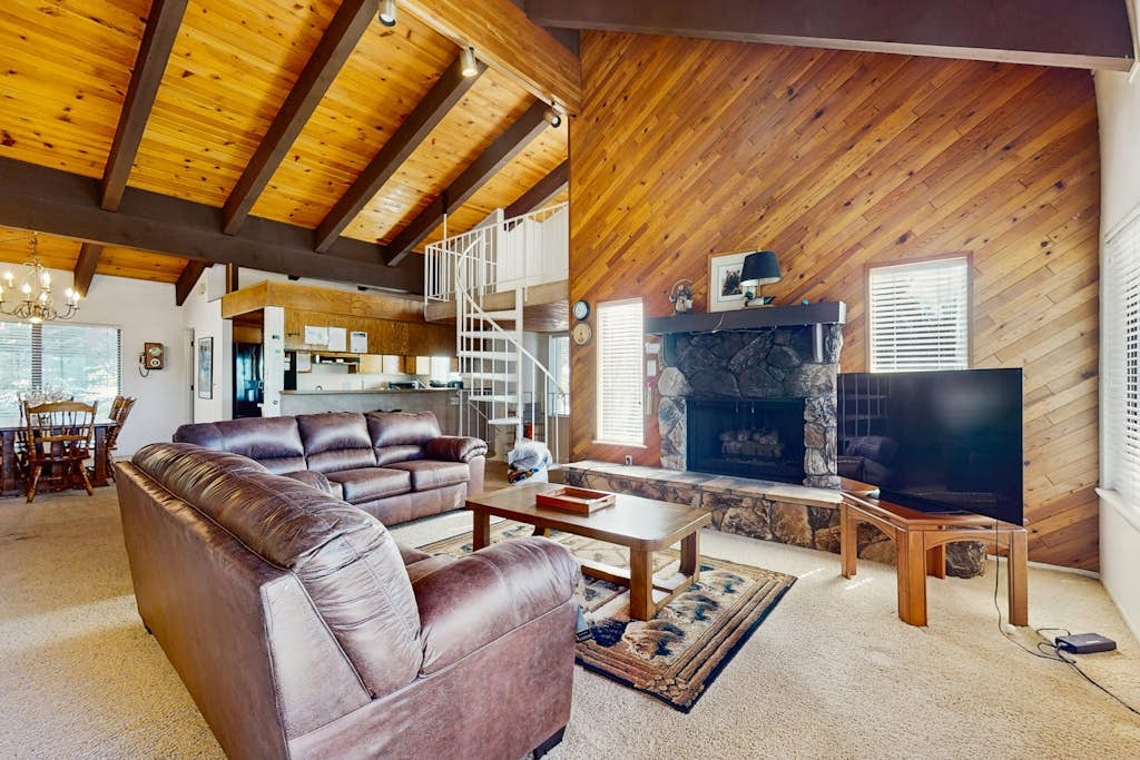 Kingsbury Grade home with fireplace & easy access to beaches & skiing, sleeps 6