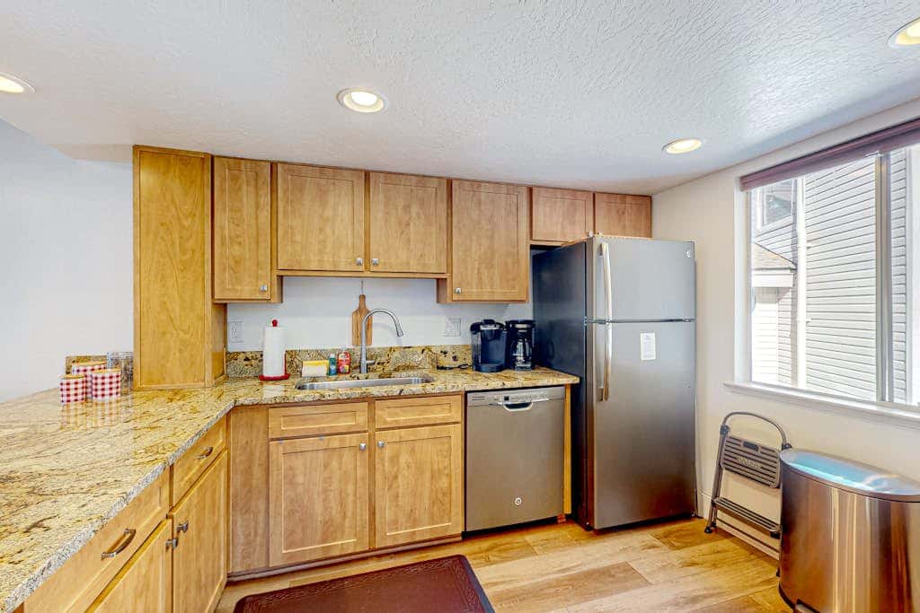 Condo near Lake Tahoe with pool, hot tub, grill, & wood fireplace - sleeps 6
