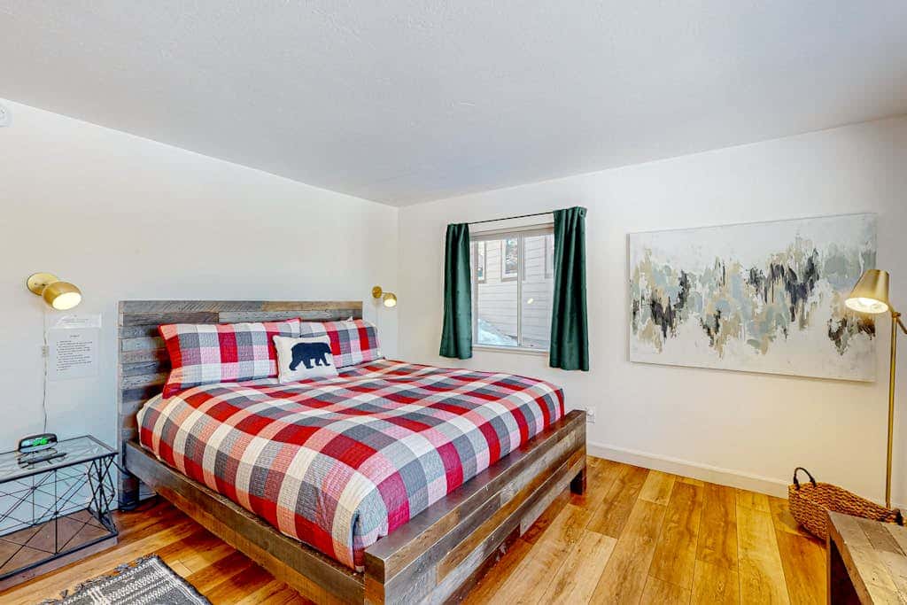 Condo near Lake Tahoe with pool, hot tub, grill, & wood fireplace - sleeps 6