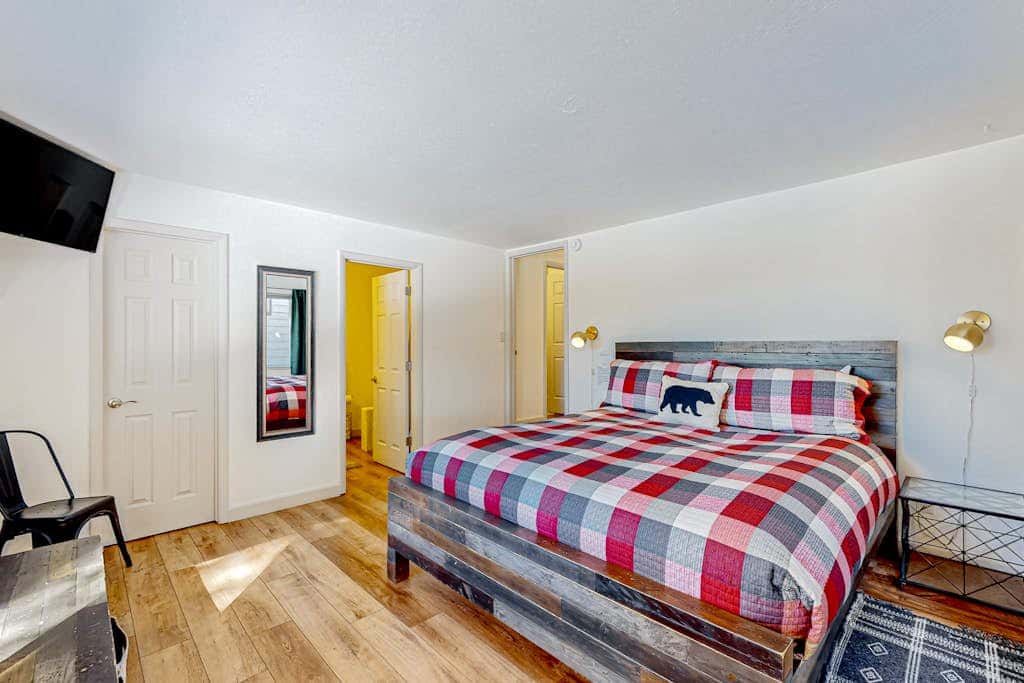 Condo near Lake Tahoe with pool, hot tub, grill, & wood fireplace - sleeps 6