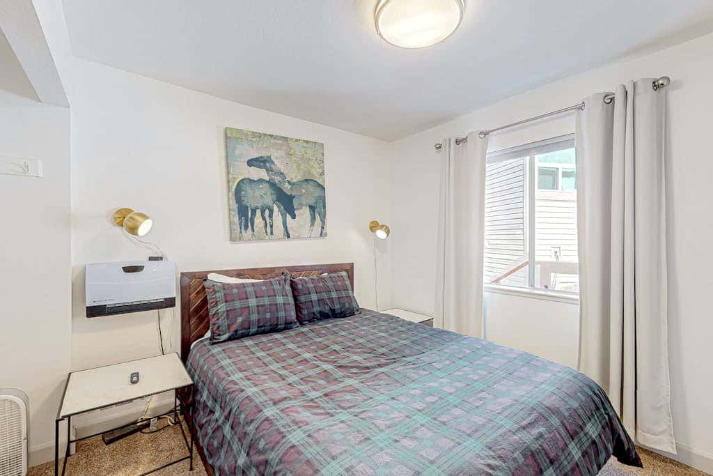 Condo near Lake Tahoe with pool, hot tub, grill, & wood fireplace - sleeps 6