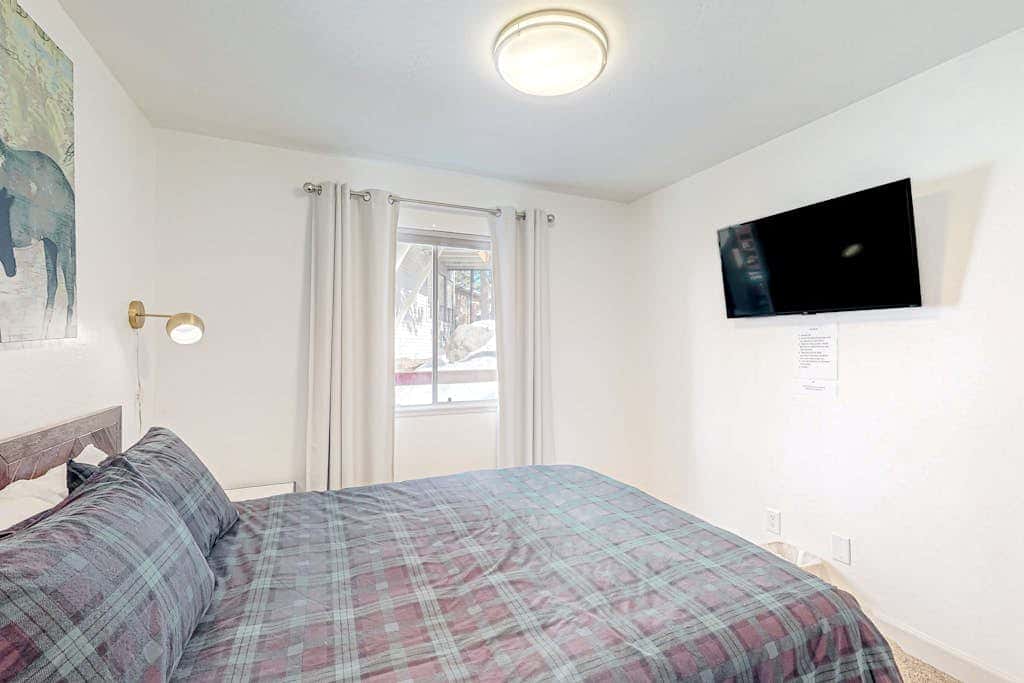 Condo near Lake Tahoe with pool, hot tub, grill, & wood fireplace - sleeps 6