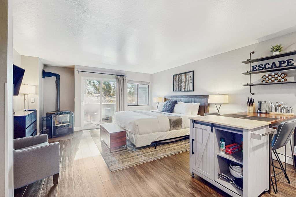 Lodge - Deluxe Studio with Balcony Pool View, Close to Restaurants, Ski Resort