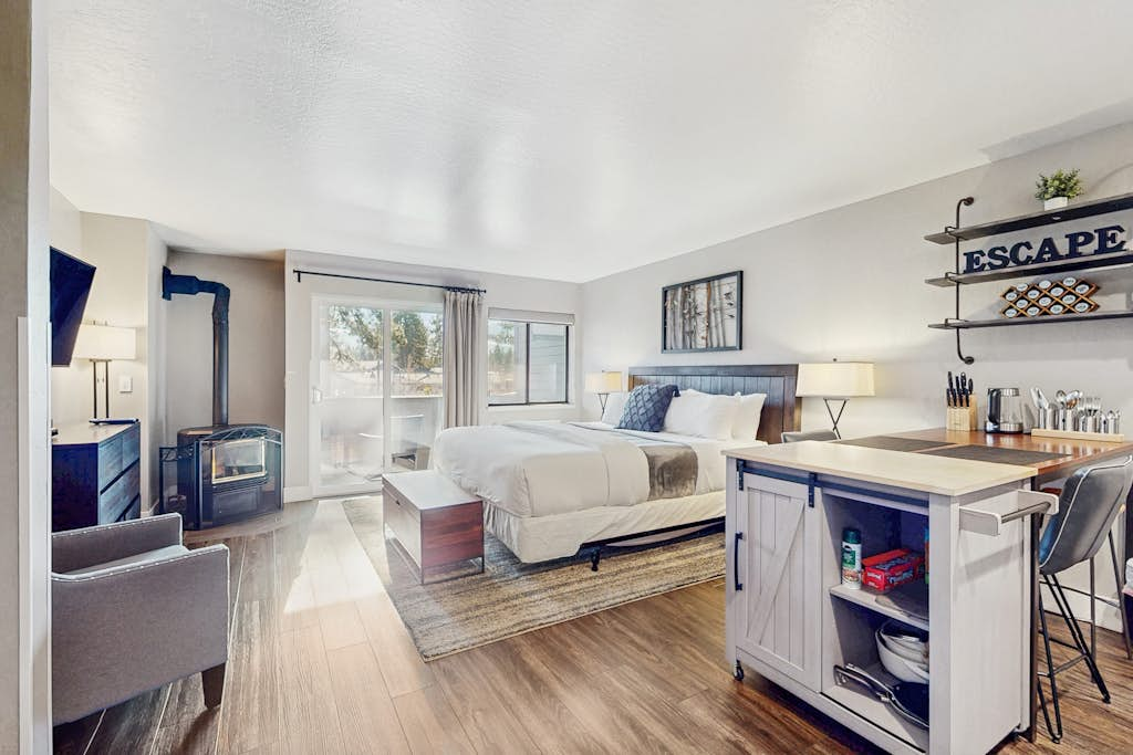 Lodge - Deluxe Studio with Balcony Pool View, Close to Restaurants, Ski Resort