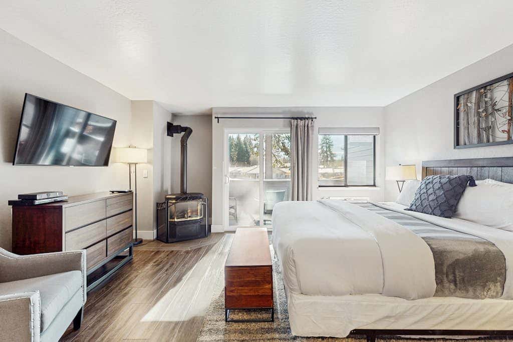 Lodge - Deluxe Studio with Balcony Pool View, Close to Restaurants, Ski Resort