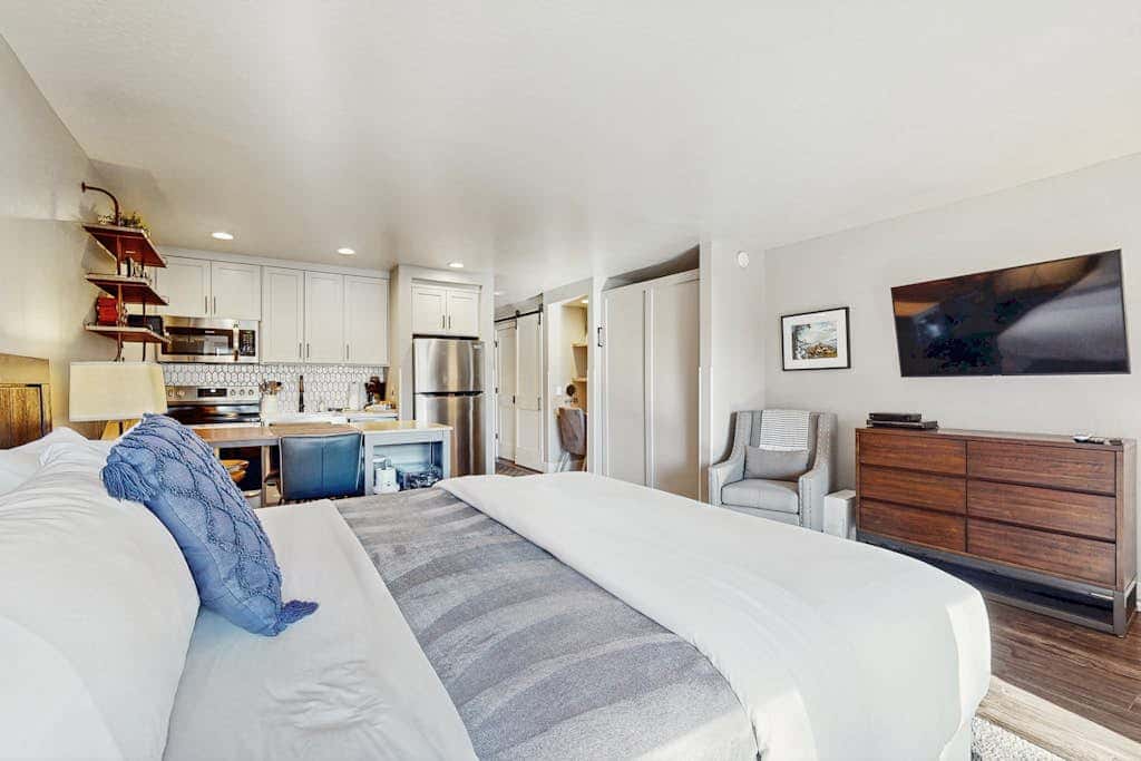 Lodge - Deluxe Studio with Balcony Pool View, Close to Restaurants, Ski Resort