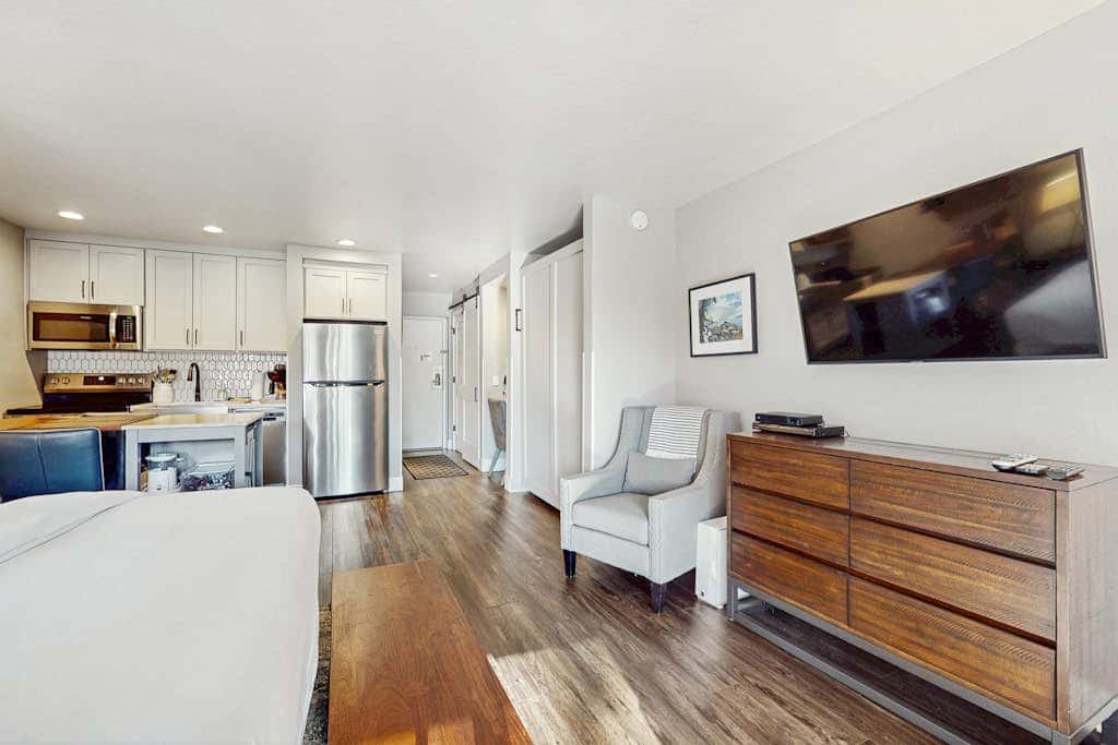 Lodge - Deluxe Studio with Balcony Pool View, Close to Restaurants, Ski Resort