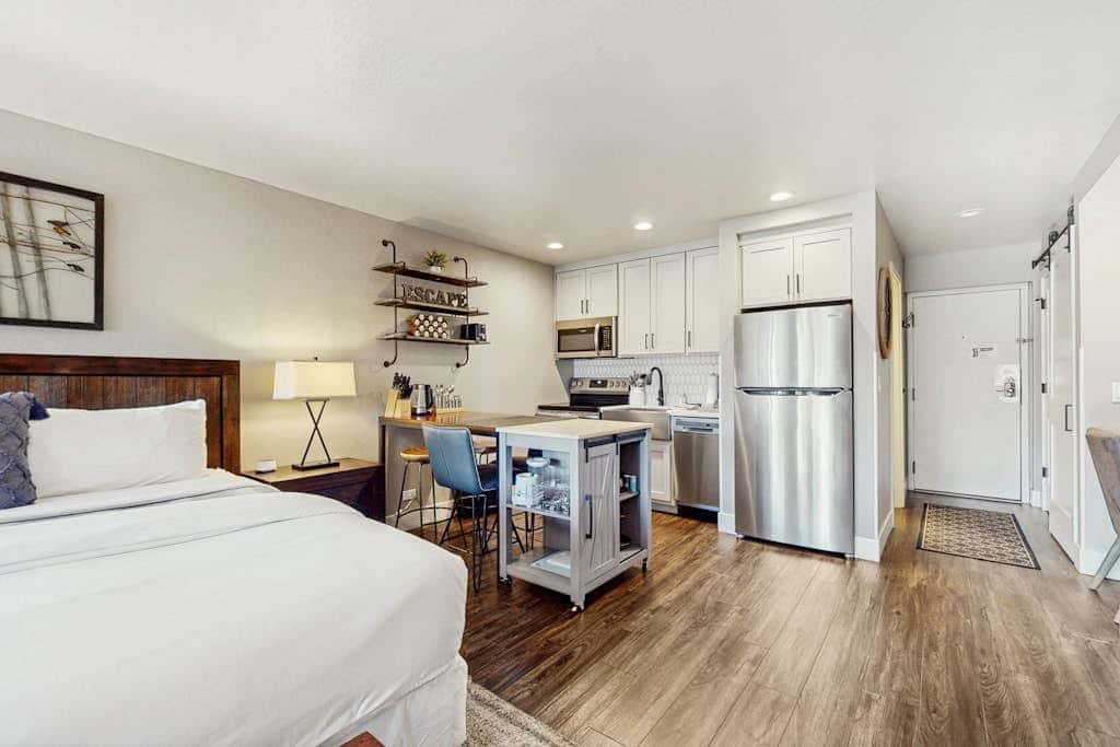 Lodge - Deluxe Studio with Balcony Pool View, Close to Restaurants, Ski Resort