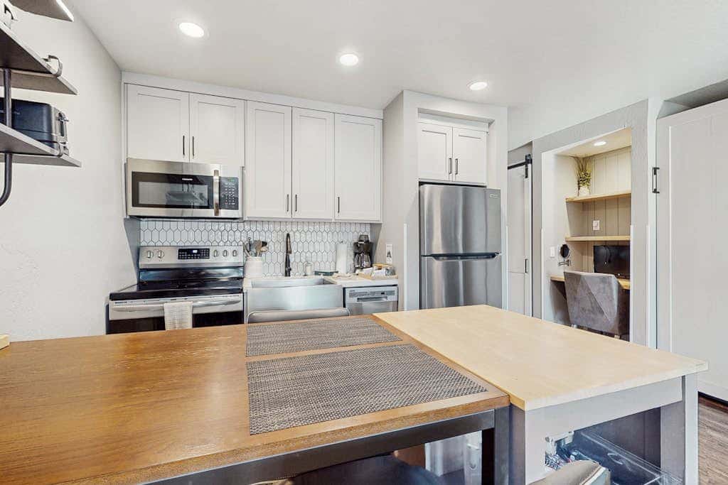 Lodge - Deluxe Studio with Balcony Pool View, Close to Restaurants, Ski Resort