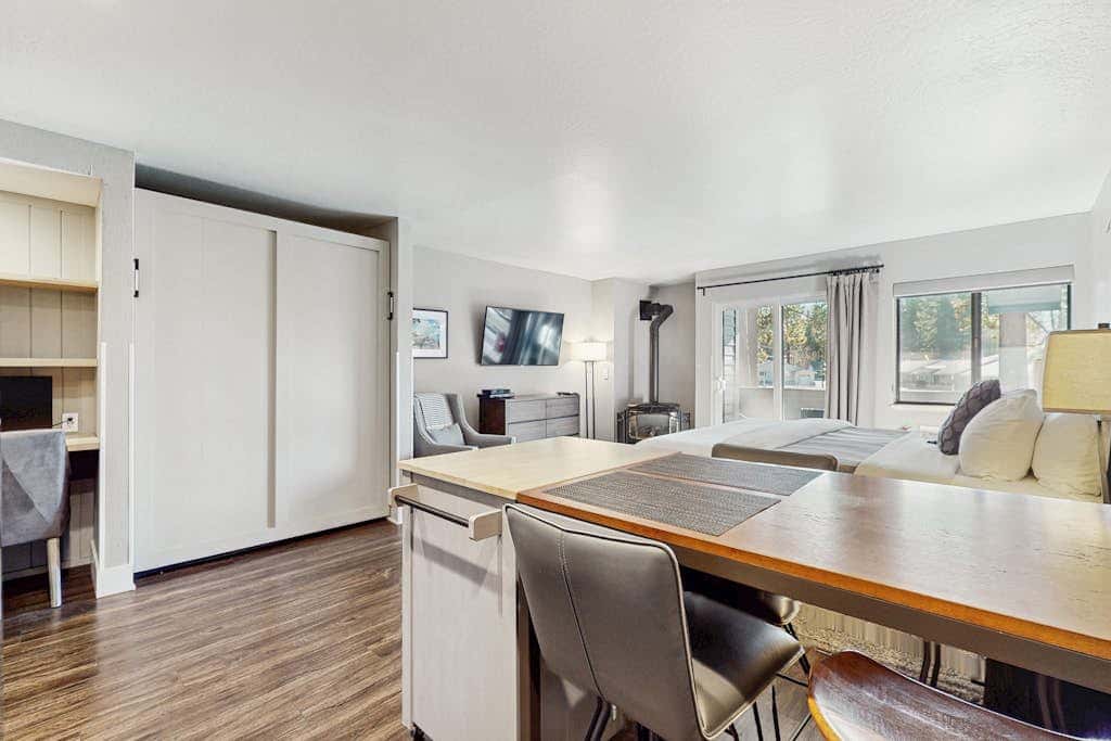 Lodge - Deluxe Studio with Balcony Pool View, Close to Restaurants, Ski Resort