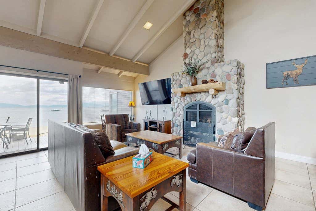 Tranquil townhome with picturesque lake views and an abundance of amenities