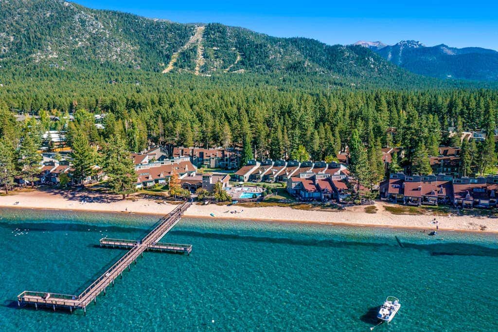Tranquil townhome with picturesque lake views and an abundance of amenities