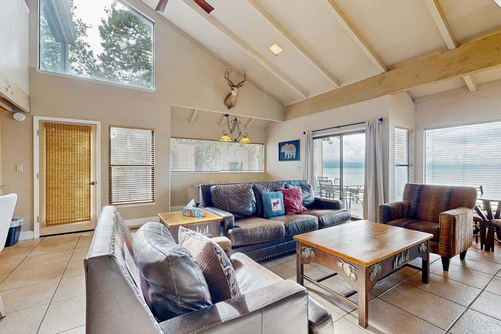 Tranquil townhome with picturesque lake views and an abundance of amenities