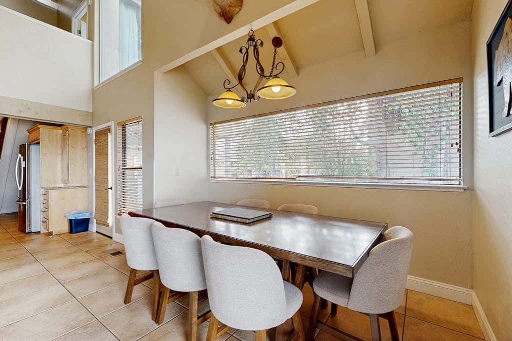 Tranquil townhome with picturesque lake views and an abundance of amenities