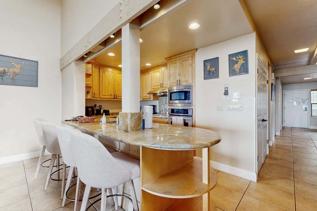Tranquil townhome with picturesque lake views and an abundance of amenities