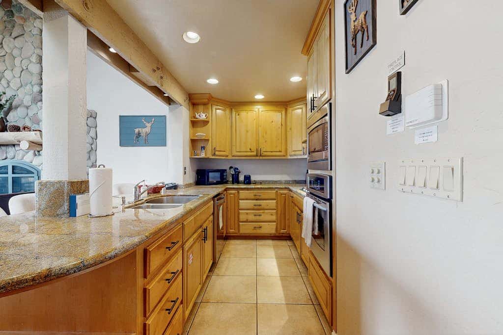 Tranquil townhome with picturesque lake views and an abundance of amenities