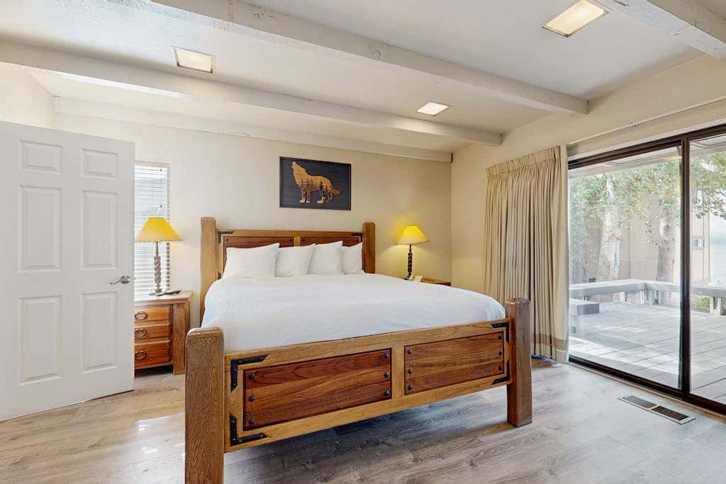 Tranquil townhome with picturesque lake views and an abundance of amenities
