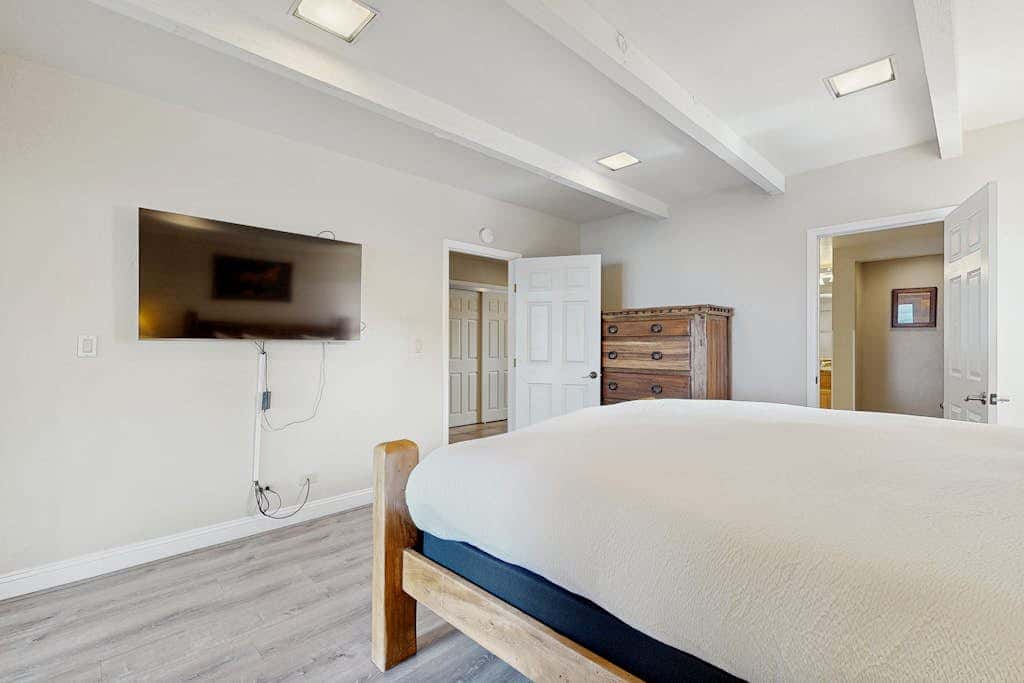 Tranquil townhome with picturesque lake views and an abundance of amenities