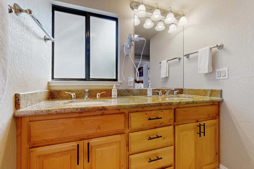 Tranquil townhome with picturesque lake views and an abundance of amenities