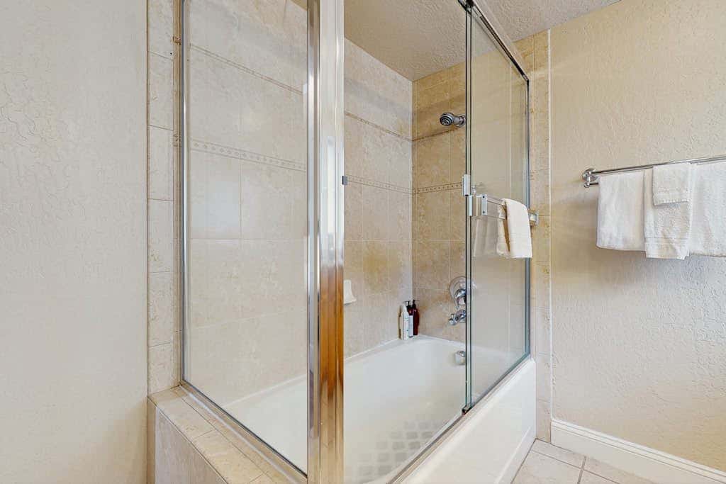 Tranquil townhome with picturesque lake views and an abundance of amenities
