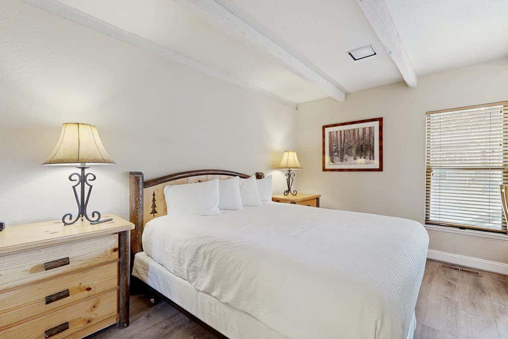 Tranquil townhome with picturesque lake views and an abundance of amenities