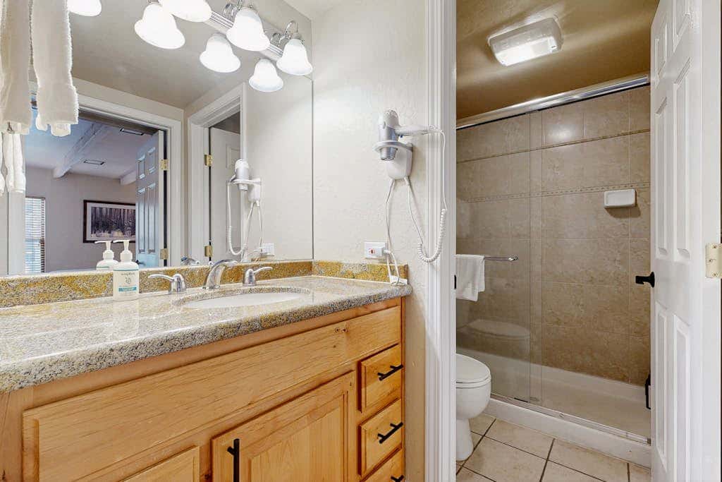 Tranquil townhome with picturesque lake views and an abundance of amenities