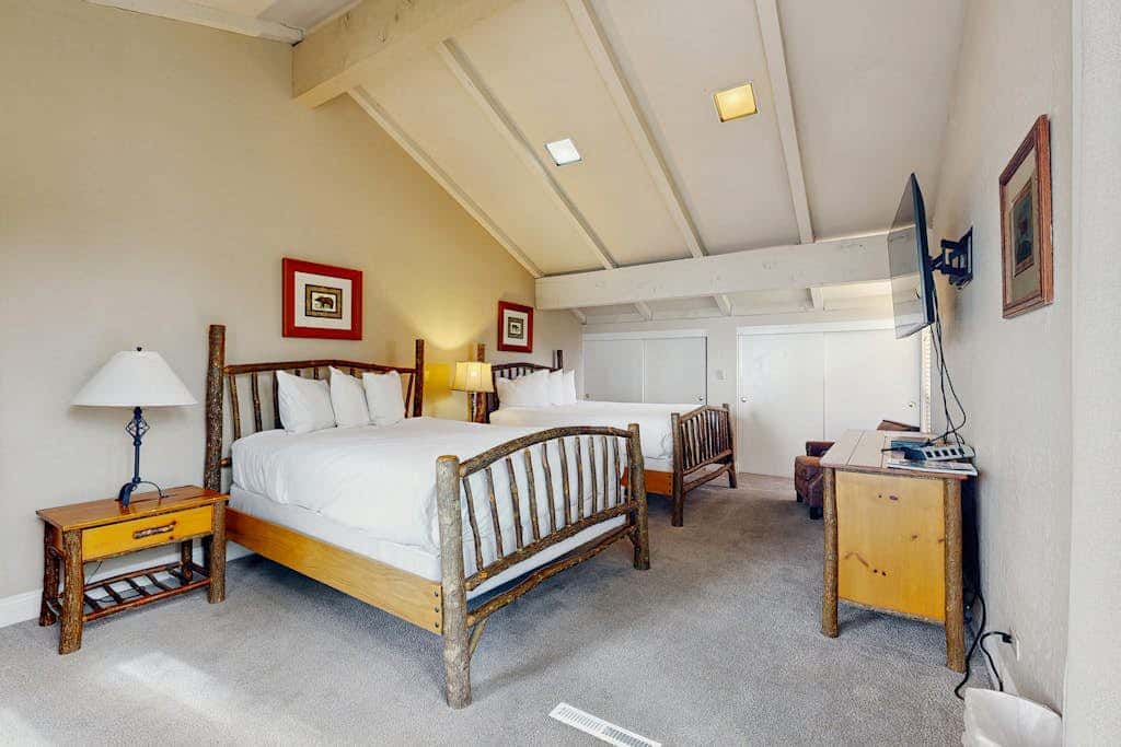 Tranquil townhome with picturesque lake views and an abundance of amenities