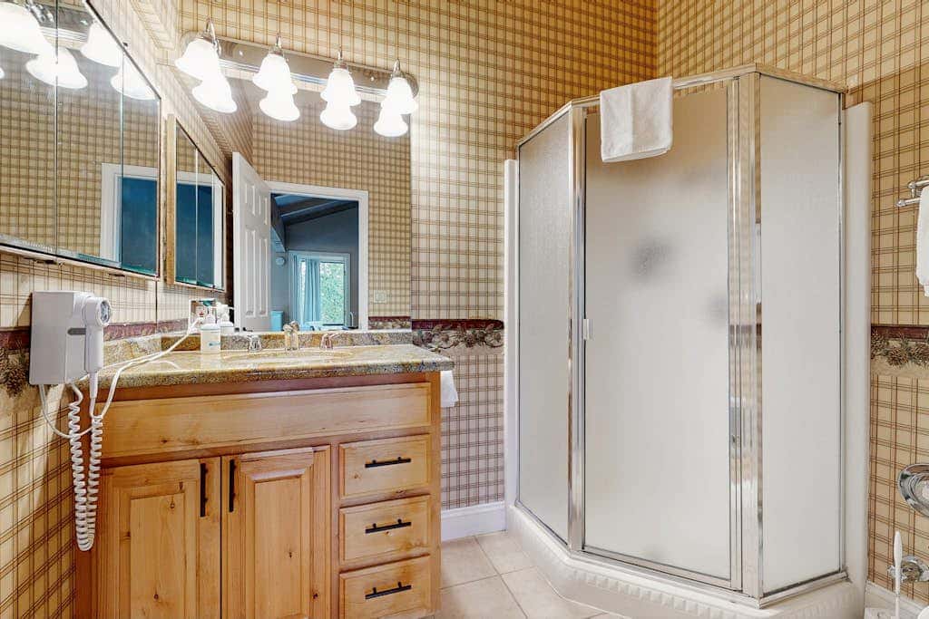 Tranquil townhome with picturesque lake views and an abundance of amenities