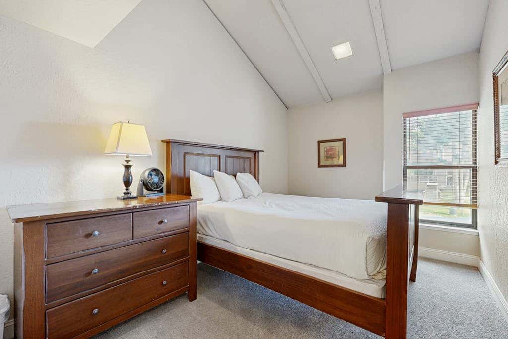 Tranquil townhome with picturesque lake views and an abundance of amenities