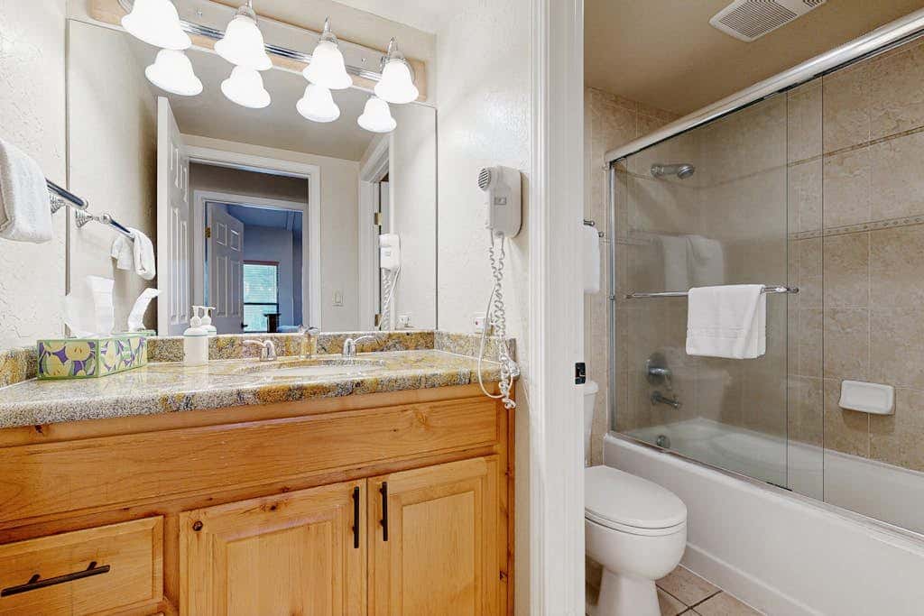 Tranquil townhome with picturesque lake views and an abundance of amenities