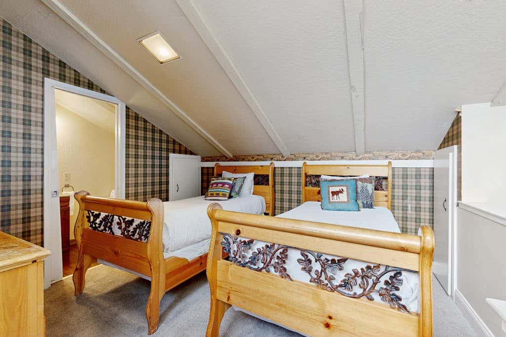 Tranquil townhome with picturesque lake views and an abundance of amenities