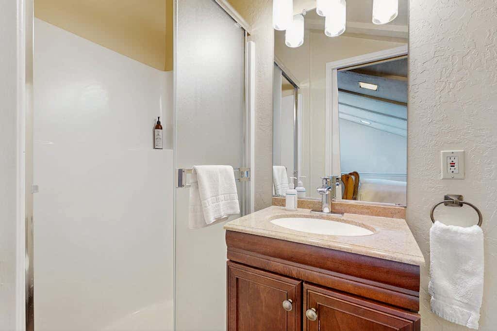 Tranquil townhome with picturesque lake views and an abundance of amenities