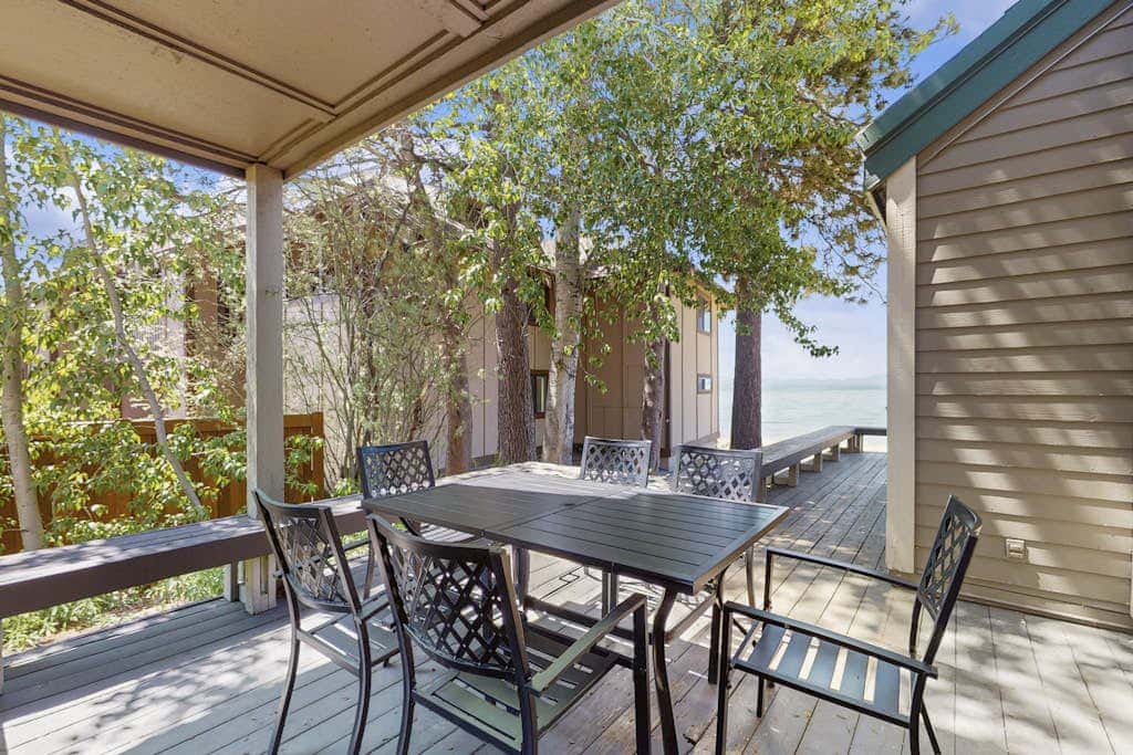 Tranquil townhome with picturesque lake views and an abundance of amenities
