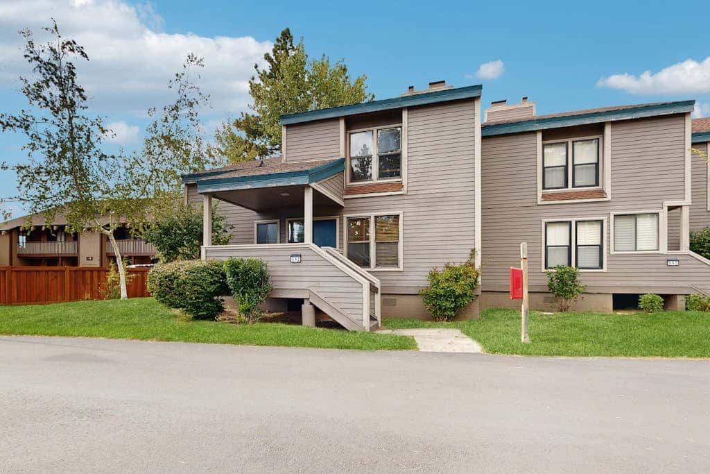 Tranquil townhome with picturesque lake views and an abundance of amenities