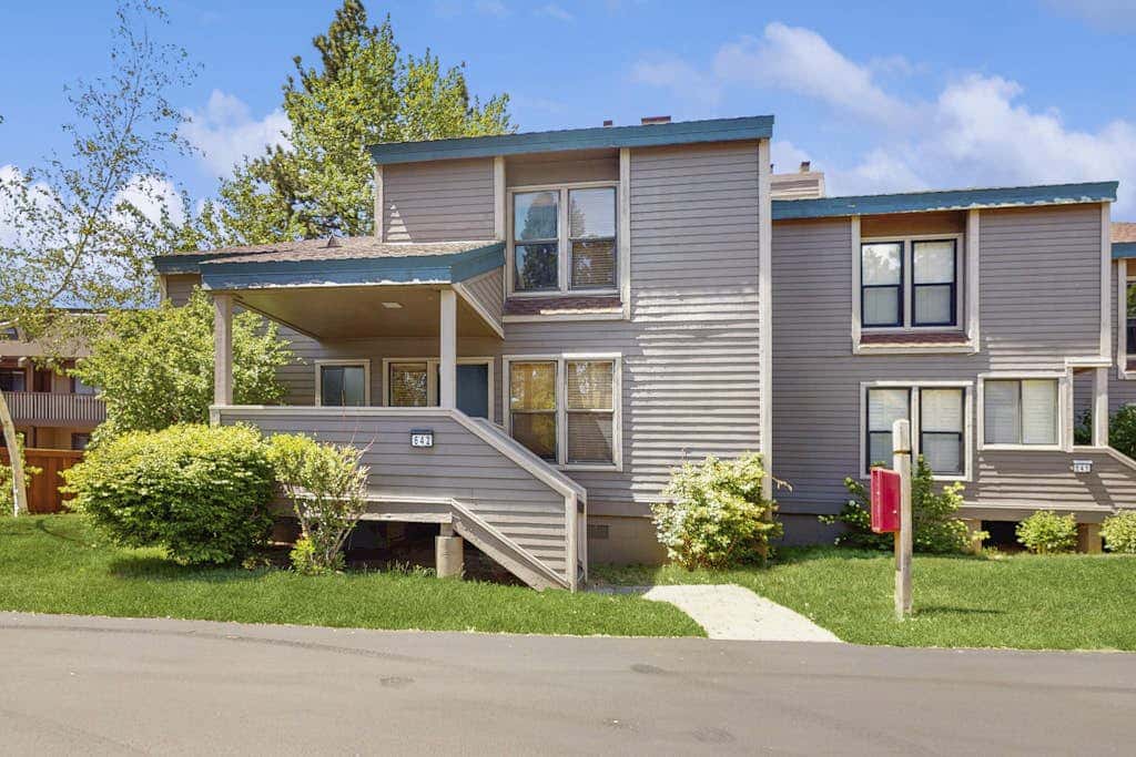 Tranquil townhome with picturesque lake views and an abundance of amenities