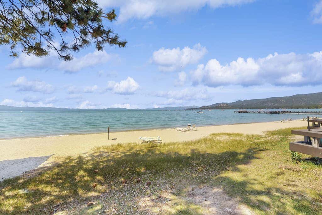 Tranquil townhome with picturesque lake views and an abundance of amenities