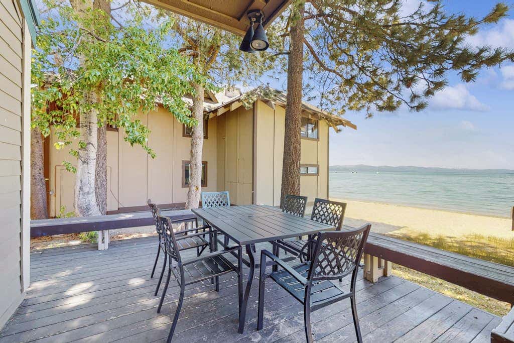 Tranquil townhome with picturesque lake views and an abundance of amenities
