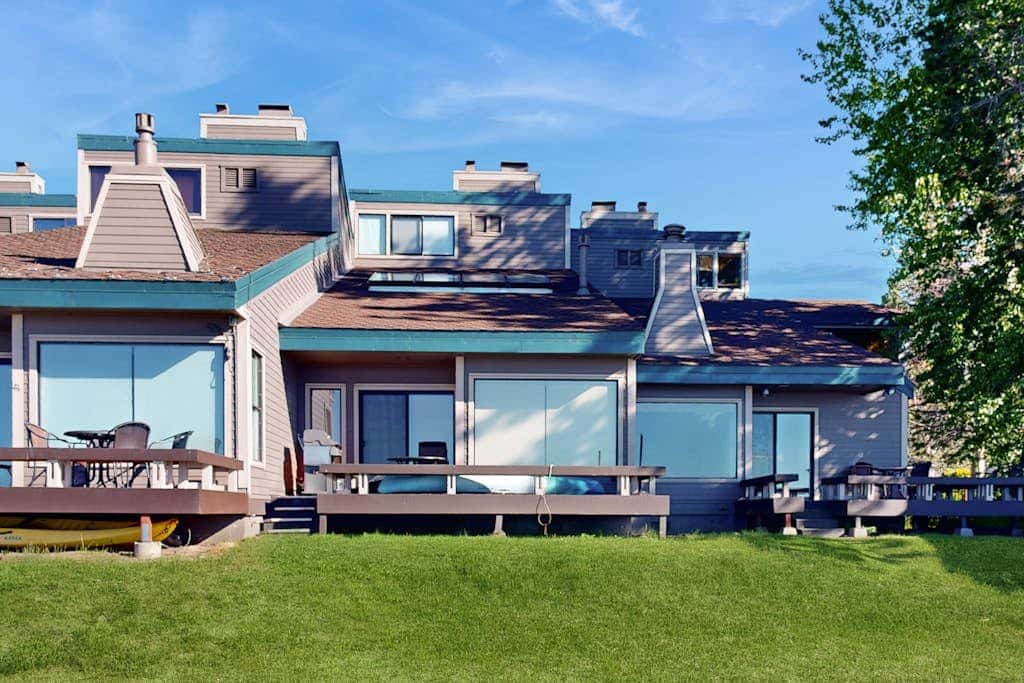 Tranquil townhome with picturesque lake views and an abundance of amenities