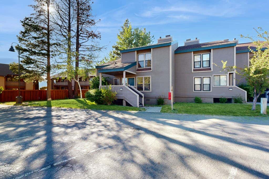 Tranquil townhome with picturesque lake views and an abundance of amenities
