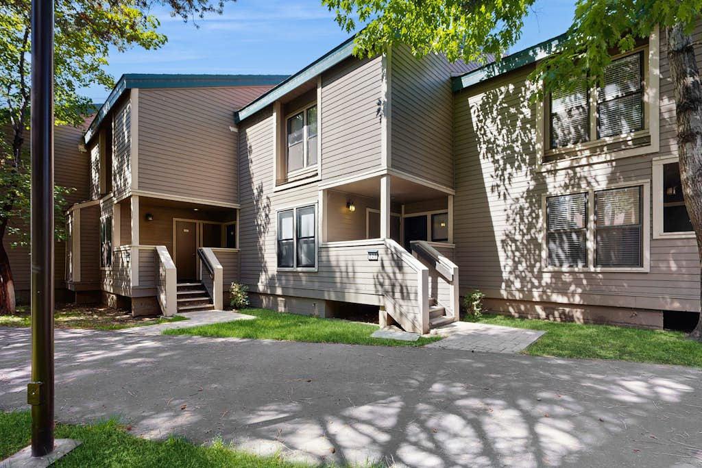 Lakeside modern villa with fireplaces, resort amenities, grill, WD, & internet