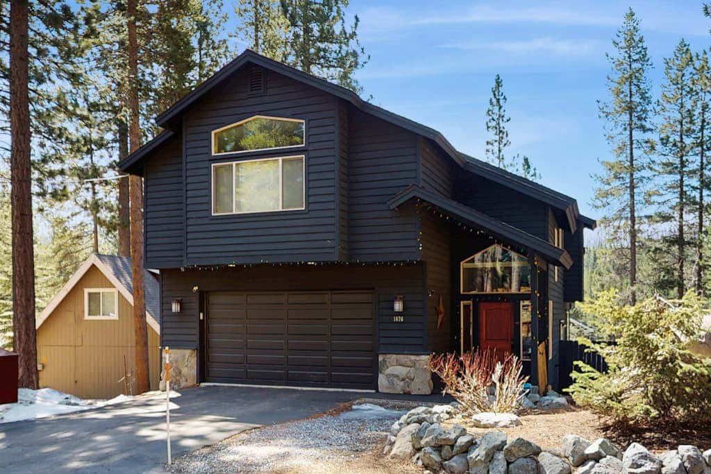 Cozy Tahoe home near the best of South Lake with fireplace, WiFi, & skiing nearby