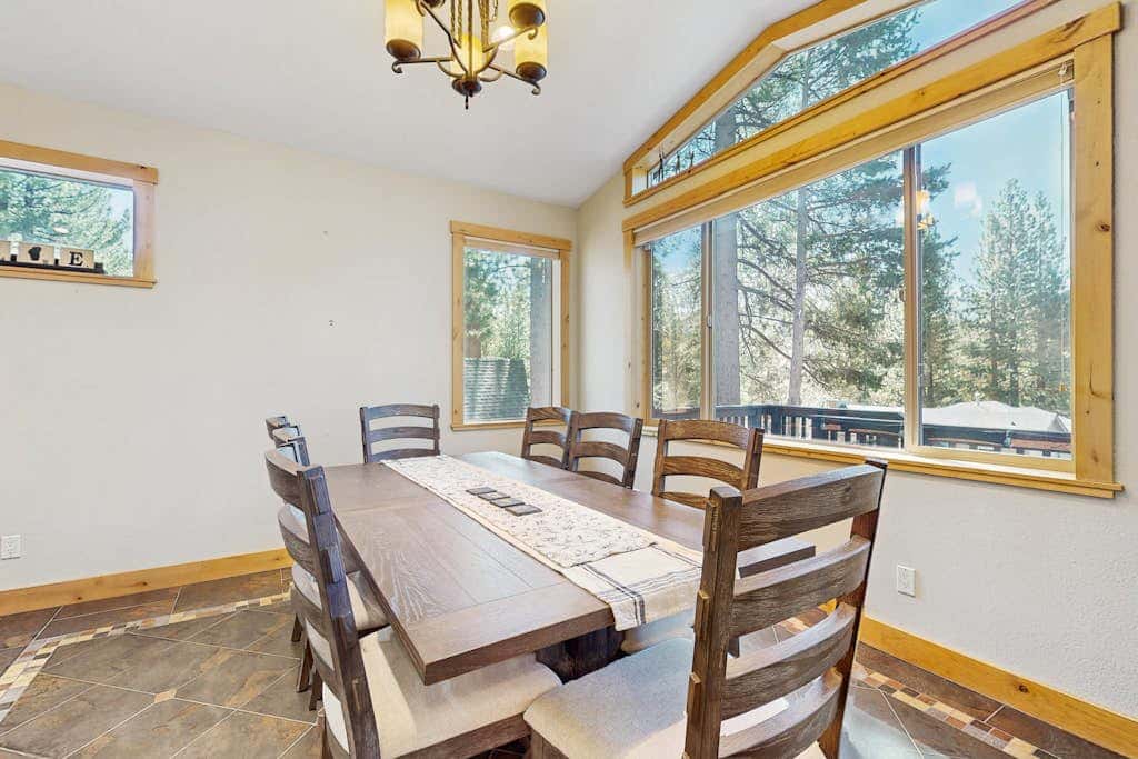 Cozy Tahoe home near the best of South Lake with fireplace, WiFi, & skiing nearby