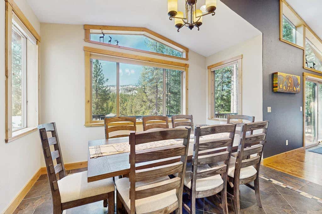 Cozy Tahoe home near the best of South Lake with fireplace, WiFi, & skiing nearby